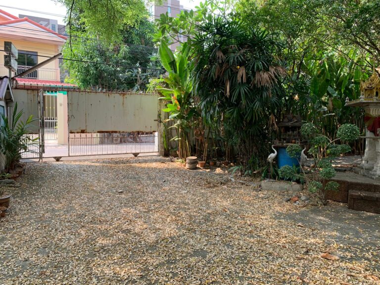 For Rent: 2-storey house with land, Sukhumvit Soi 109 (Santikham Soi 8), Soi Yen Chit or Soi Wat Dan Samrong — photo 2 of 6